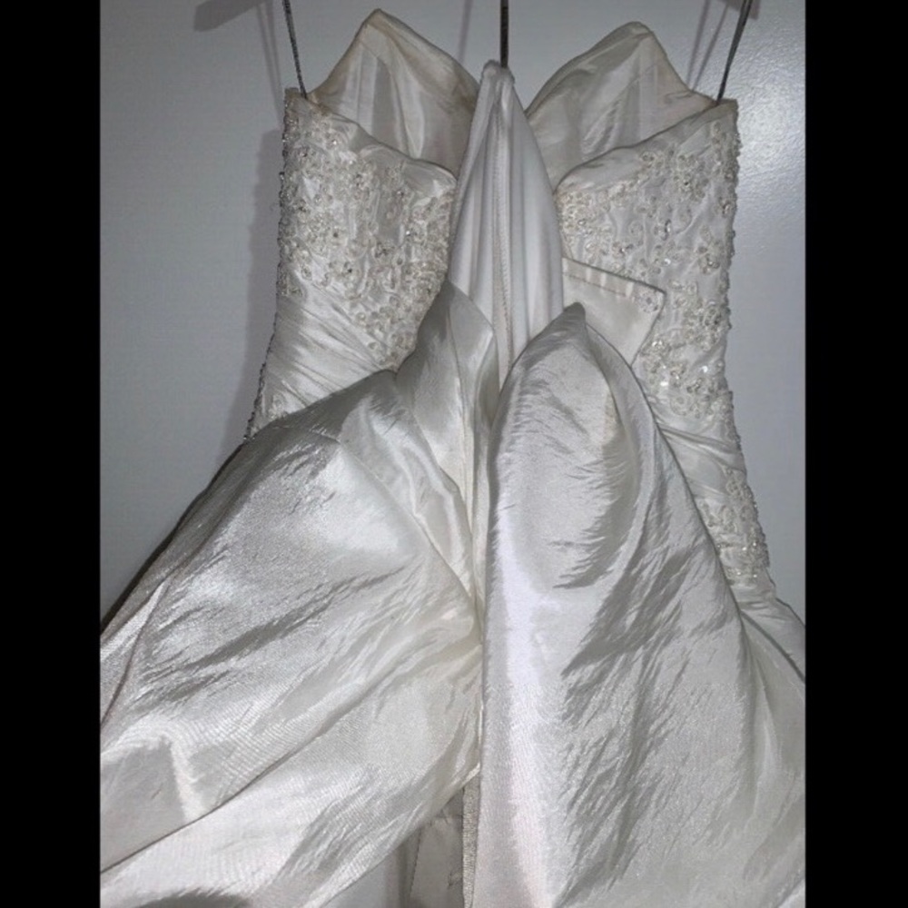 Maggie Sottero Mary Ivory beaded wedding dress - Picture 2 of 7